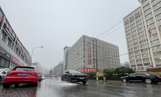 電閃雷鳴,！北京這些地方雨下得猛 暴雨預(yù)警高掛