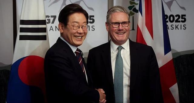英國(guó)首相把翻譯認(rèn)成李在明主動(dòng)握手 被提醒后一臉懵手足無(wú)措“原地迷路” G7峰會(huì)尷尬一幕