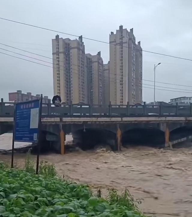 小區(qū)車庫(kù)被淹已救出1名失聯(lián)人員 救援持續(xù)進(jìn)行中