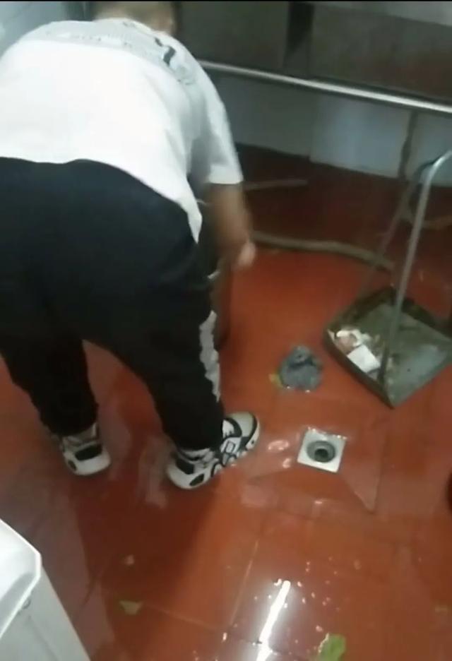 兒子救人去世媽媽看見同齡孩子哭暈 英勇少年舍己救人