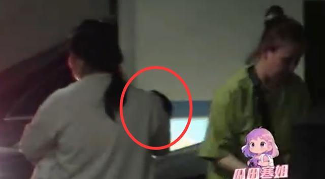 黄子韬徐艺洋孩子首曝光？疑去年在国外生产徐艺洋孕肚照被扒