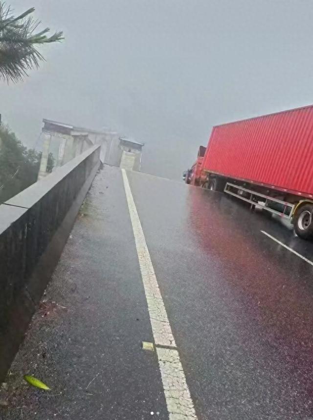 廈蓉高速段千秋大橋部分坍塌,？當(dāng)?shù)兀阂雅蓛申犎饲巴藢?，暫無反饋