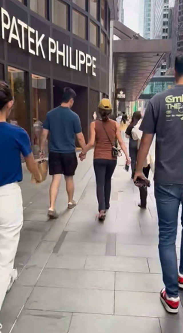 楊采鈺挺孕肚出街 身形輕盈狀態(tài)佳