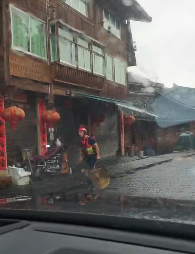 贵州榕江居民讲述汛情经历 洪水中的紧急撤离与救援