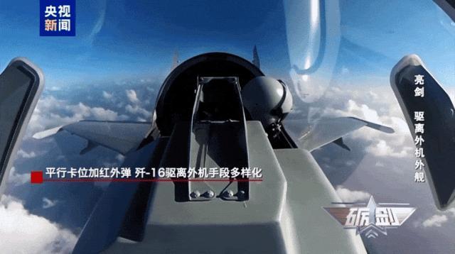 罕见现场画面！美军侦察机侵闯中国东南外海 歼-16伴飞后强势驱离 狭路相逢勇者胜
