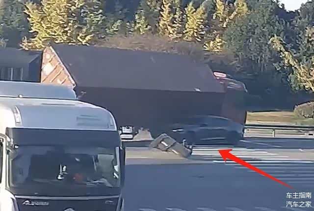 小车与吊车相撞车头被压扁大半
