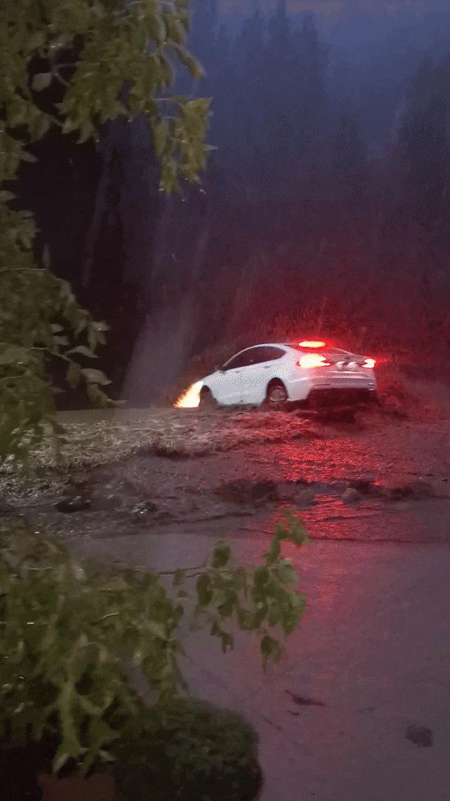 路人组成人链救下车内4人 暴雨中的果敢救援