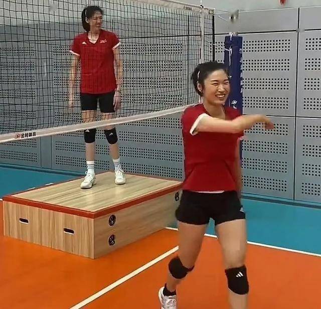 中国女排冲四连胜？李盈莹能否回归是关键，赵勇要做好两点 王牌回归引期待