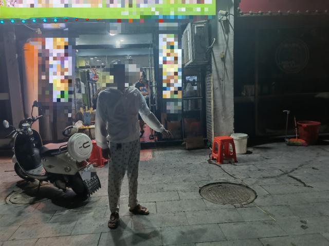 男子嫌楼下烧烤店太吵从10楼抛粪报复