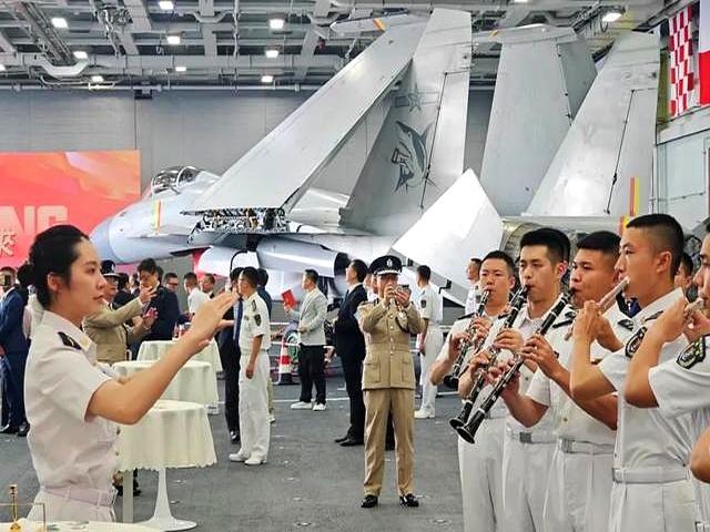 为何总让香港群众先看航母 民族自豪感的回归