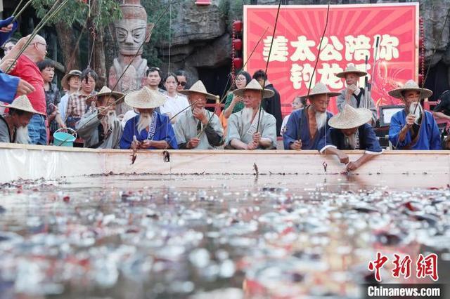 景區(qū)投放1噸龍蝦助游客垂釣 共享特色龍蝦宴