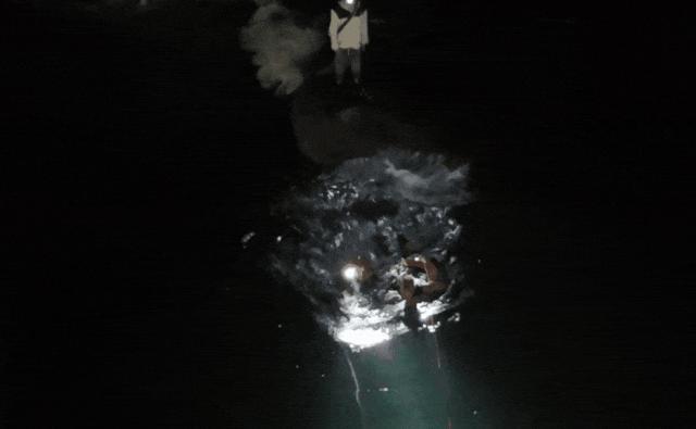 泉州兩男子海釣被困后脫險(xiǎn) 夜色中的緊急救援