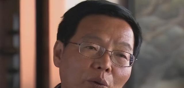 中國式父子的真實(shí)寫照：“北大屠夫”和兒子一起過年,，各干各的沒話聊