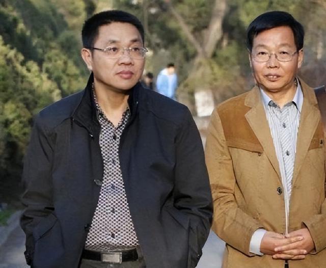 中國式父子的真實(shí)寫照：“北大屠夫”和兒子一起過年,，各干各的沒話聊