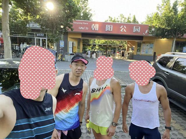北京朝陽公園有人落水,，父親當孩子面跳入水中救人