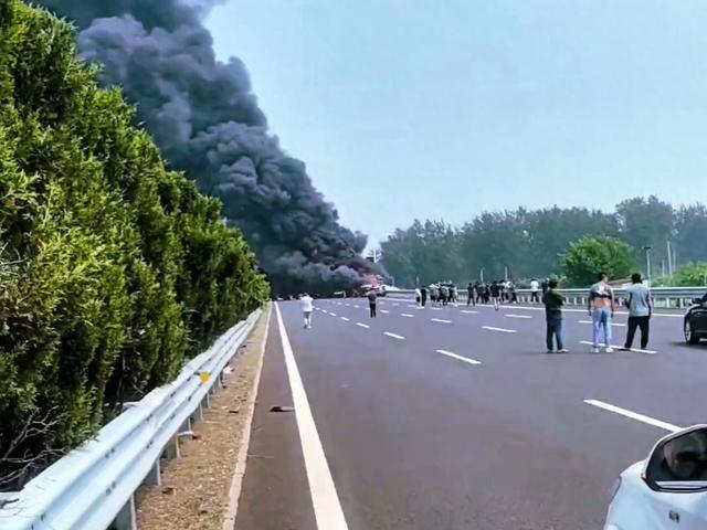 貨車與汽車運(yùn)輸板車相撞 新車被燒