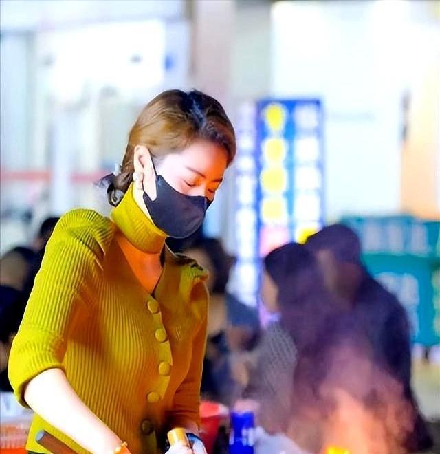 炒粉姐回应戴口罩争议 真功夫胜过颜值