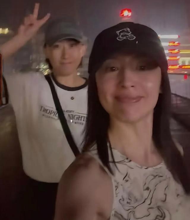 董潔回大連逛夜市 素顏擼串喝扎啤 家鄉(xiāng)的煙火氣