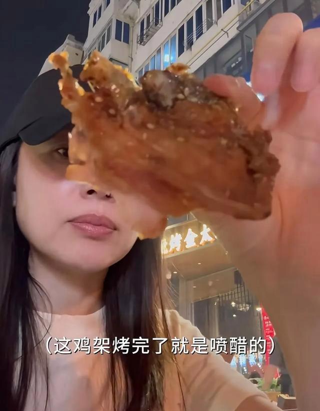 董潔回大連逛夜市 素顏擼串喝扎啤 家鄉(xiāng)的煙火氣