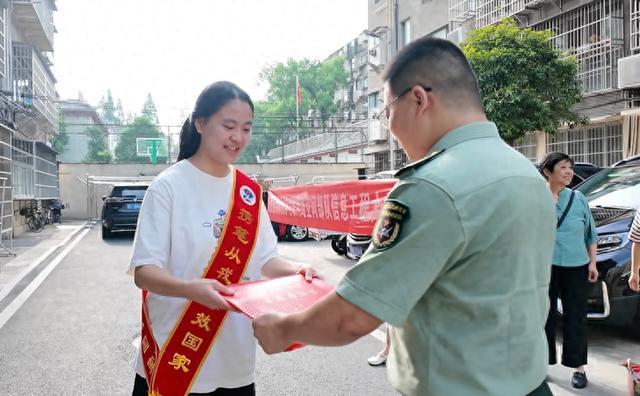 父親回應(yīng)女兒高考624分考上軍校