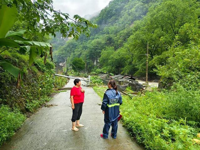 村干部暴雨夜1小时转移33人 紧急行动保平安