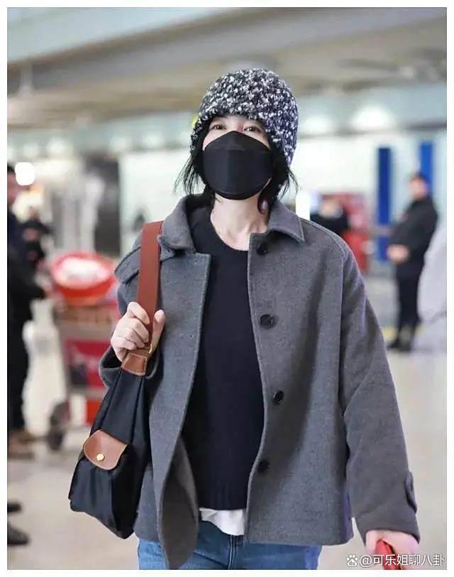 王菲被偶遇 身穿黑衣十分低调 素颜朝圣引热议