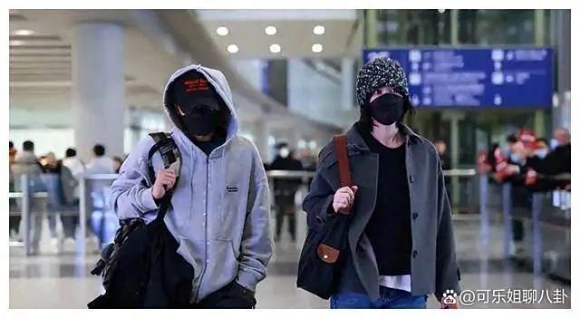 王菲被偶遇 身穿黑衣十分低调 素颜朝圣引热议