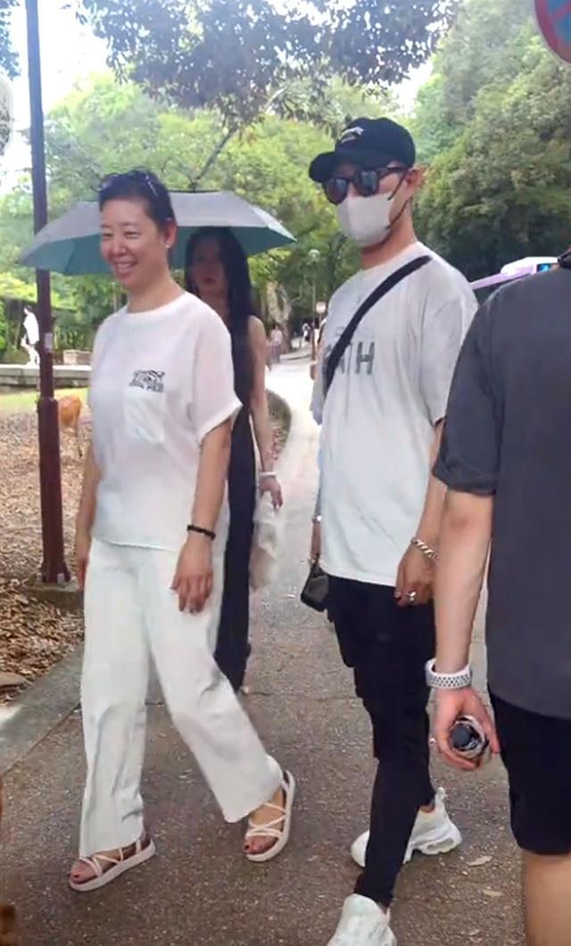 汪峰罕见带4娃同行 次女表情拘谨 家庭重组的复杂心情