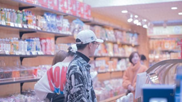 80岁老人怕商家卖不出天天买 孤独背后的网购狂热