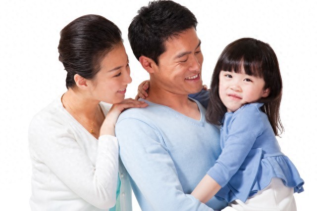 老公拿孩子擋雨，妻子找家長告狀