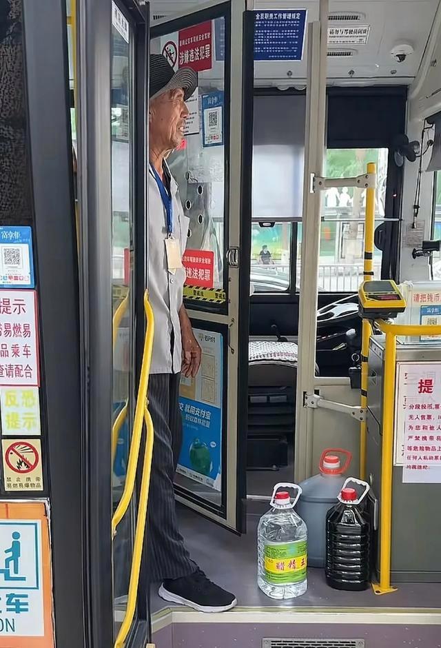 老人携带不明液体乘公交被拒 醋精酱油惹争议