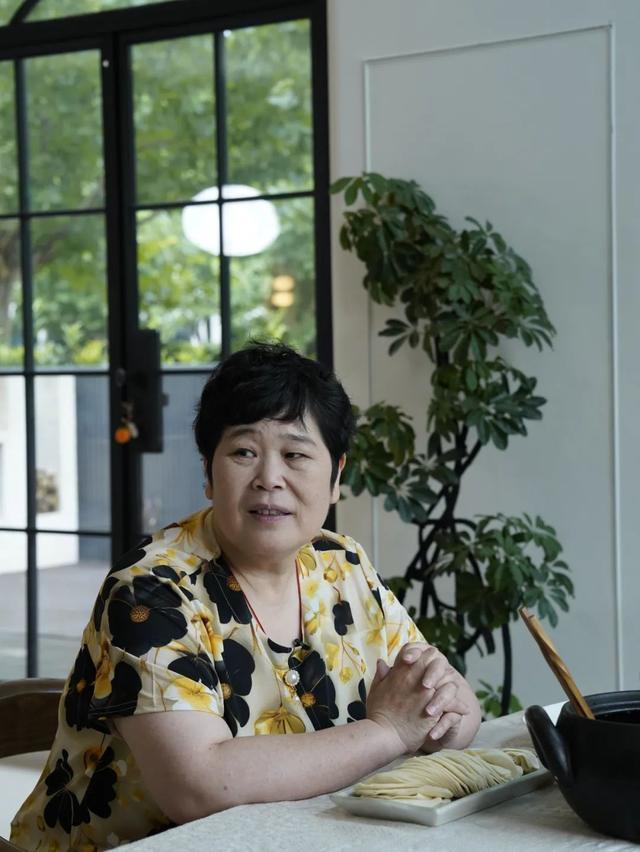 房主任:我是没有退路才努力爬上岸 从农村到脱口秀舞台的逆袭之路