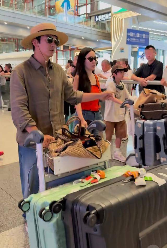 嗯哼一人推3個行李箱 幸福家庭機場秀