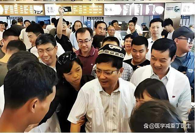 怼遍全网的郑强，退休后蹲守山沟：他的“怂”，打了多少人的脸？