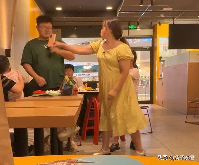 女子因桌面食物未清理打骂工作人员