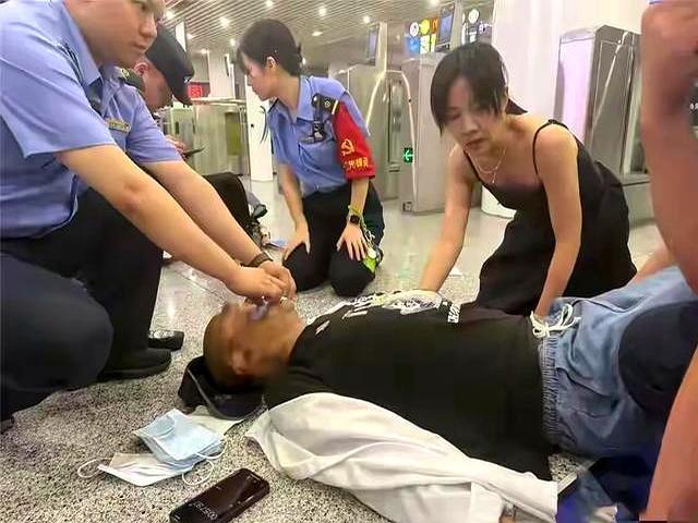 男子突然倒地被护士抢回生机 白衣天使咬甲急救