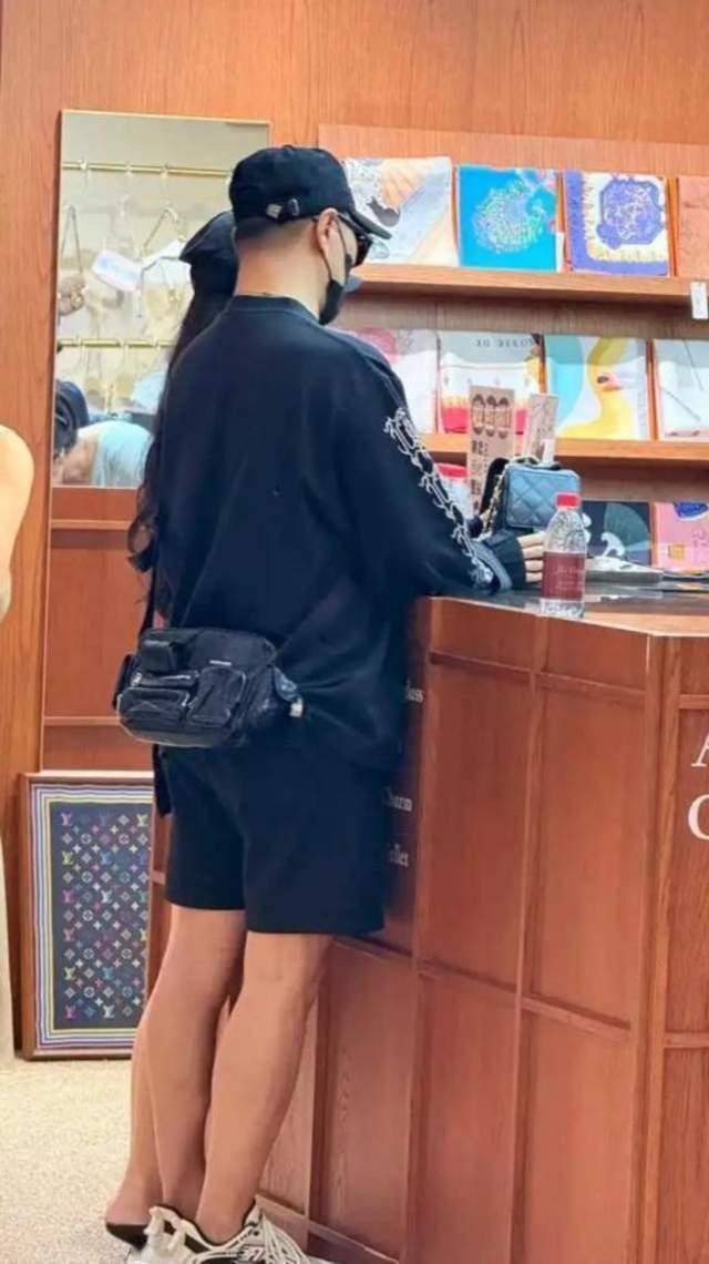 汪峰陪女友森林北新疆过七夕 甜蜜手牵手逛街