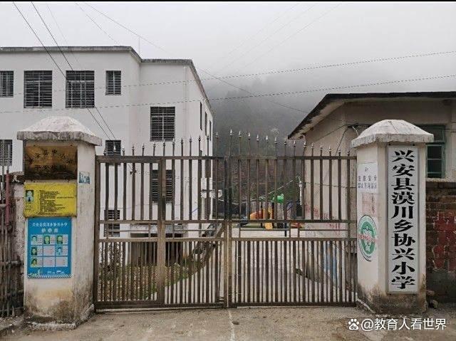 老师带3个孩子升旗已坚守6年 山乡教育的希望火种