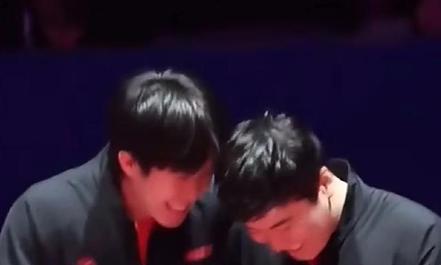 被王楚钦梁靖崑的互动笑死 场下拌嘴兄弟