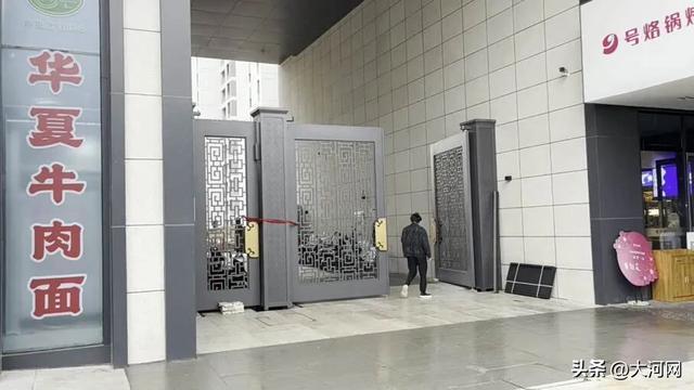 山西一小区大门交房后变牛肉面馆 业主维权引争议