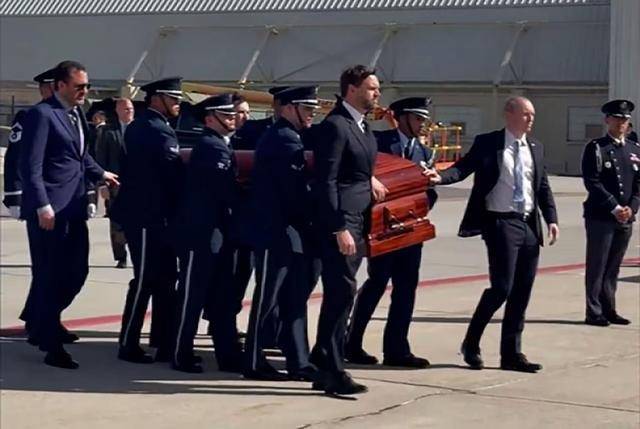 柯克遗孀趴在棺柩上痛哭 副总统抬棺致敬