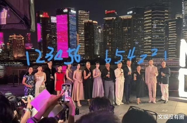 wwd发了迪丽热巴刘雨昕 C位之争引爆网络