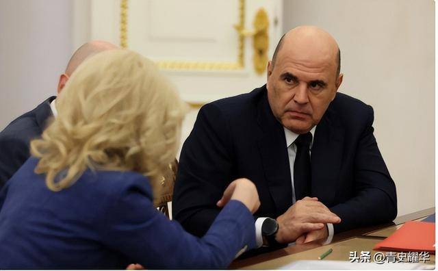 普京面无表情连问3个问题 全场哑火无人应答