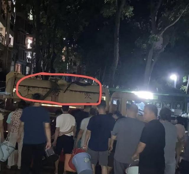 当地回应小区停水用吸污车供水 物业应急措施引发居民担忧