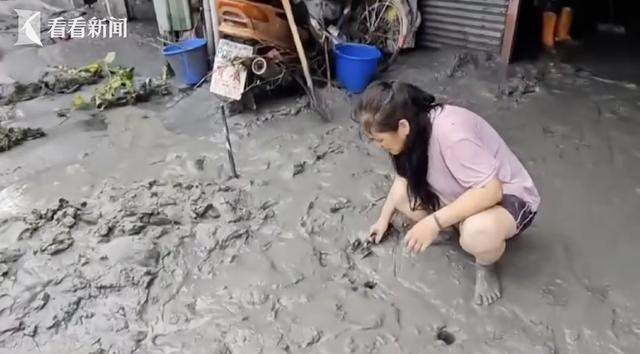 台湾老人被困家中没人喊撤饿了2天 洪水过后惊魂未定