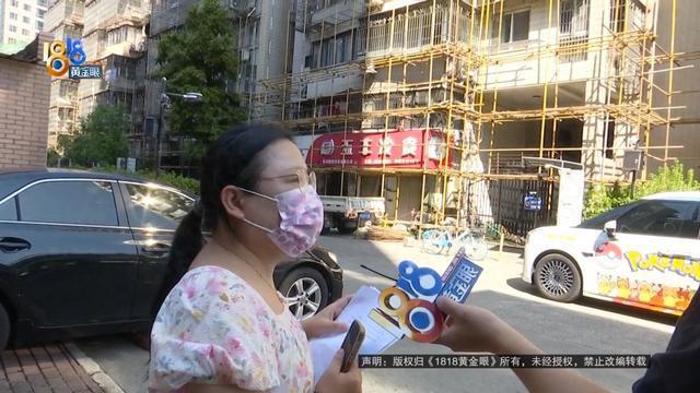 男子站车边卸货被一摞瓷砖砸倒