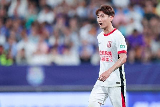 蓉城现在与徐正源团队保捏着积极的调换 韦世豪伤缺一个月