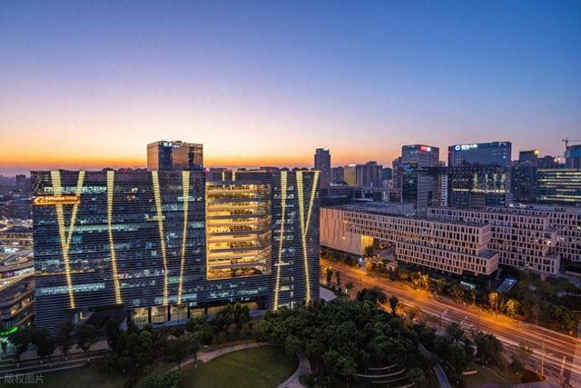 科技巨頭們打響一場(chǎng)英偉達(dá)替代戰(zhàn) 芯片參數(shù)較量引發(fā)關(guān)注