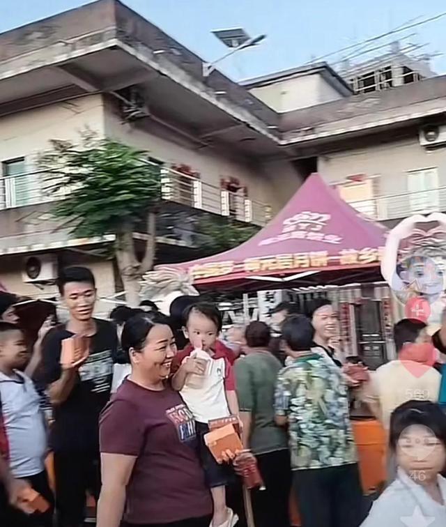 全红婵家人送游客月饼 分享喜悦与温暖