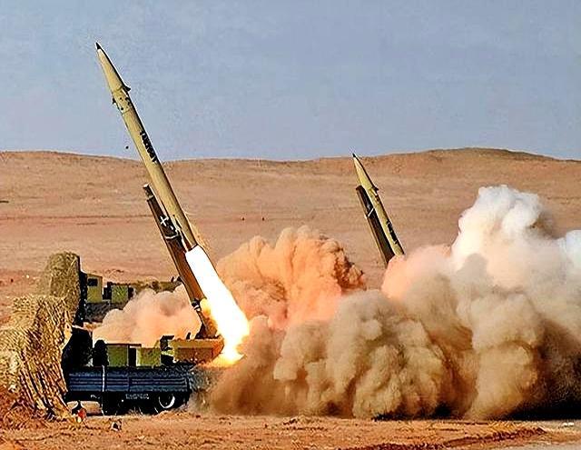 乌媒称伊朗洲际导弹飞行轨迹异常 夜空奇观引发热议